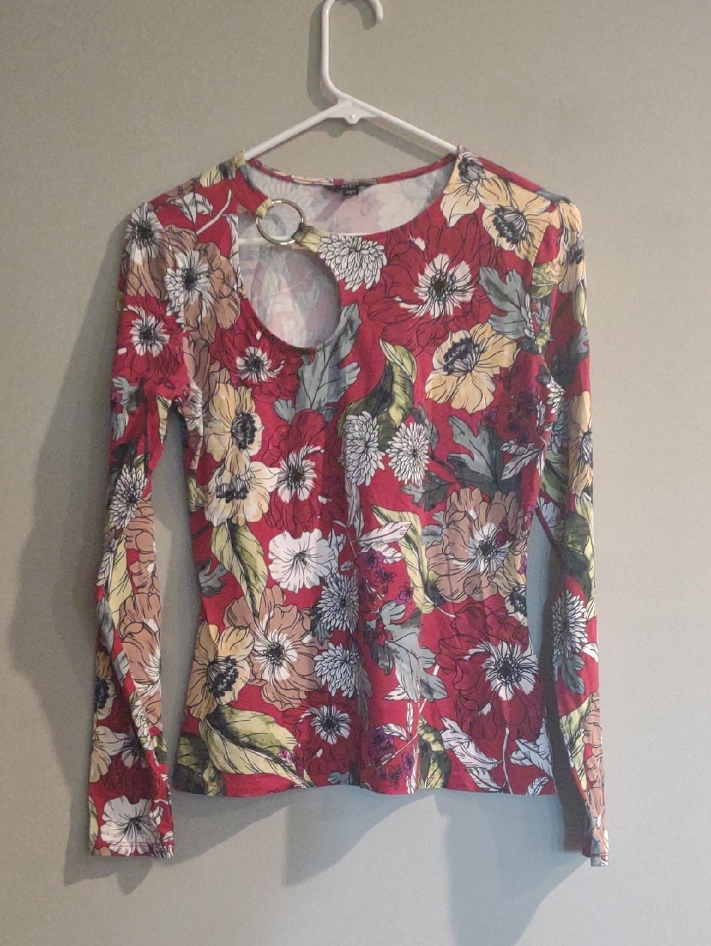 Guess Women's Large Long Sleeve Red Floral Top with Ring Accent